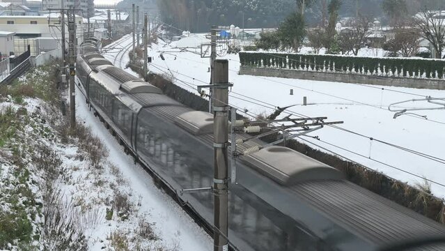 原田駅近くの橋から望む787系電車