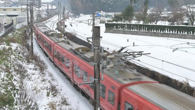 原田駅近くの橋から望む783系電車
