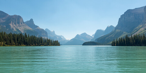 Obraz premium Maligne Lake and Hall of the Gods panorama, Jasper national park, Canada.