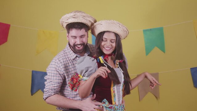 Brazilian couple, dressed in Junina party clothes, S&atilde;o Jo&atilde;o party. Protocol scenes.