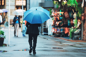 傘をさすビジネスマン