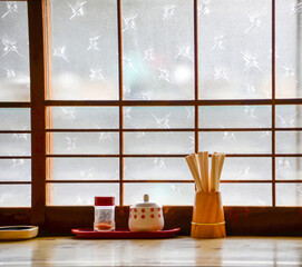 昭和レトロな食堂の窓際カウンター席と調味料入れ