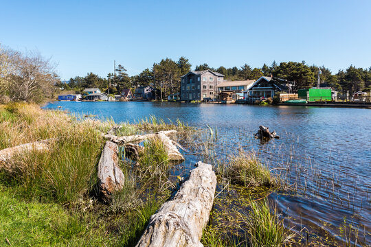 River D in Oregon, the shortest world river. The D River flows from Devils Lake, under U.S. Route 101, and into the Pacific Ocean