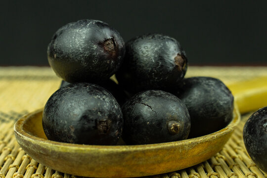 The Ungurahui species of palm from the Amazon, rich in proteins, lipids and vitamins. It is consumed directly and used in the preparation of beverages and other products such as ice cream.