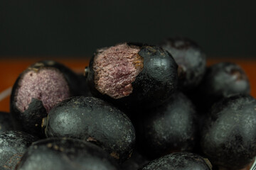 The Ungurahui species of palm from the Amazon, rich in proteins, lipids and vitamins. It is consumed directly and used in the preparation of beverages and other products such as ice cream.