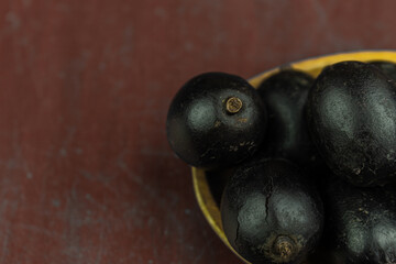 The Ungurahui species of palm from the Amazon, rich in proteins, lipids and vitamins. It is consumed directly and used in the preparation of beverages and other products such as ice cream.