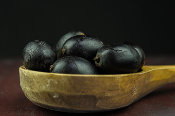 The Ungurahui species of palm from the Amazon, rich in proteins, lipids and vitamins. It is consumed directly and used in the preparation of beverages and other products such as ice cream.