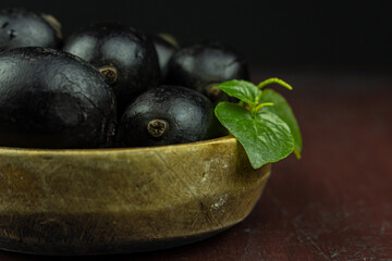 The Ungurahui species of palm from the Amazon, rich in proteins, lipids and vitamins. It is consumed directly and used in the preparation of beverages and other products such as ice cream.