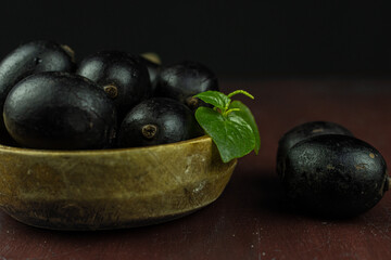 The Ungurahui species of palm from the Amazon, rich in proteins, lipids and vitamins. It is consumed directly and used in the preparation of beverages and other products such as ice cream.