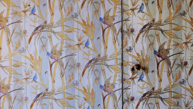 Porta con carta da parati antica - chiusura