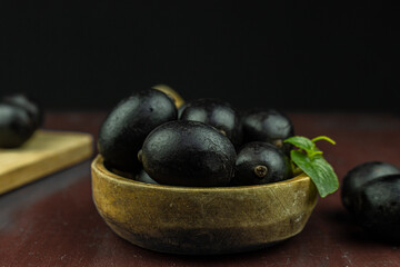 The Ungurahui species of palm from the Amazon, rich in proteins, lipids and vitamins. It is consumed directly and used in the preparation of beverages and other products such as ice cream.