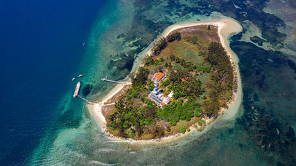 An aerial view of Isla de Sacrificios in Veracruz, Mexico with its stunning coastline, blue seas and lush islands set against a backdrop of nature.