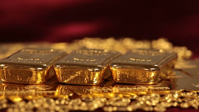 Hand nimmt kleinen Goldbarren