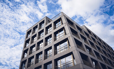 Fototapeta premium Modern building with glass facade at the clear sky background 