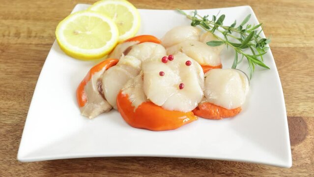 plusieurs Saint-Jacques crues dans une assiette