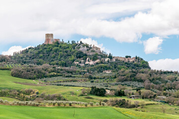 Fototapeta na wymiar The ancient village of Rocca d'Orcia dominated by the fortress of Tentennano or Tintinnano, Siena, Italy
