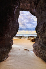 Sea CBD side cave vert dark