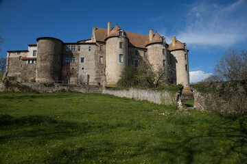 Fototapeta na wymiar Château-prieuré de Pommiers-en-Forez. Mille ans d’histoire et d’architecture se dévoilent au cours de la visite de ce lieu aux multiples héritages