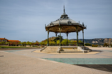 Le Kiosque Peynet sur l'esplanade du champ de mars à Valence