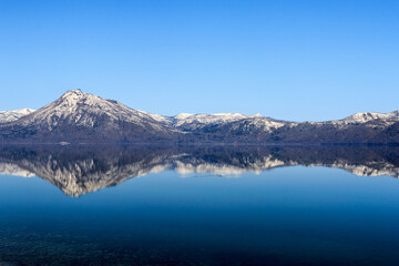 Naklejka premium 北海道千歳市、支笏湖の水鏡に映る恵庭岳【4月】