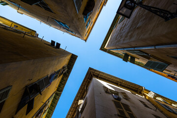 Ciel bleu au-dessus du croisement de deux ruelles étroites du Vieux-Nice