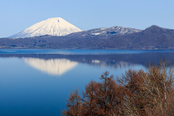 Obraz premium 北海道壮瞥町、壮瞥公園から眺めた初春の洞爺湖と羊蹄山【4月】