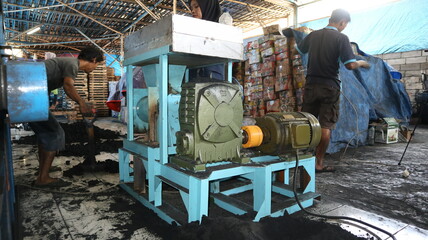 Coconut charcoal briquettes production process: fuel, machines and products