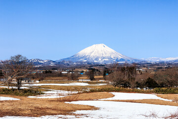 北海道洞爺湖町、丘の上から眺めた初春の羊蹄山【4月】