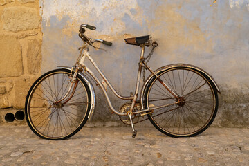 Fototapeta na wymiar Abandoned bicycle in the streets of Valderrobles (Aragon-Spain)