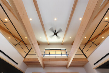 吹き抜けの天井に回るシーリングファン