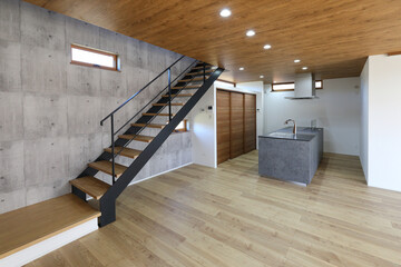 デザイン性の高い階段とキッチンのある部屋
