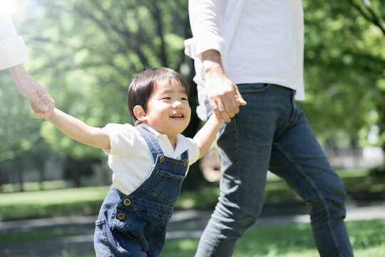 お散歩やをお出かけが嬉しい手を繋ぐ子ども　子連れでレジャーのイメージ