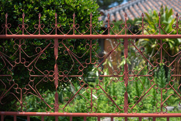 赤い錆止め塗料が塗られた鉄の門