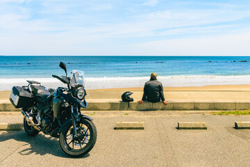 Obraz premium バイクと海を眺める人