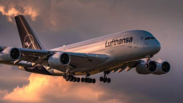 Lufthansa Airbus A380 im Sonnenuntergang