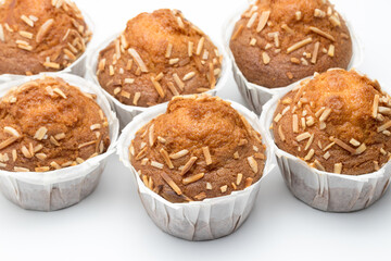 Magdalenas artesanas grandes con trocitos de almendra tostada.