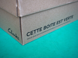 Cette boite est verte translation This box is green recycled car