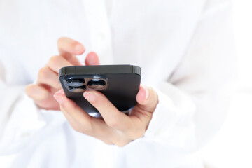 スマートフォンを使う手元　ビジネスイメージ