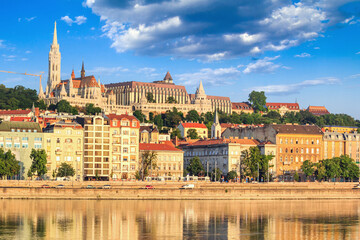 Obraz premium City summer landscape - view of the Buda Castle, palace complex on Castle Hill with Matthias Church over the Danube river in Budapest, Hungary