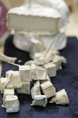 queso cremoso brie cortado en dados para aperitivo