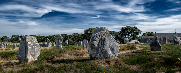 Ancient Stone Field Alignements De Menhir Carnac With Neolithic Megaliths And Old Cottage In Brittany, France - obrazy, fototapety, plakaty