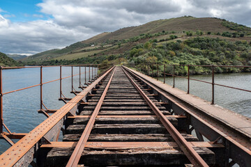 Fototapeta na wymiar Ponte metálica com linha de ferro sobre a foz do rio Douro e o rio Côa em Trás os Montes, Portugal