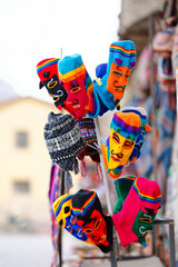 Traditionelle peruanische Masken aus Ollantaytambo nahe Cusco. - obrazy, fototapety, plakaty