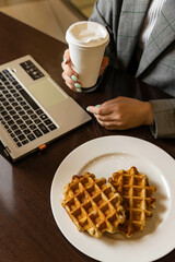A cup of fruit juice with a lid on it