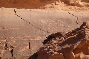 Petroglifo tallado en el desierto de Wadi Rum en Jordania