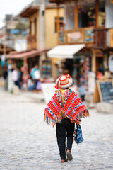 Peruanischer Junge in traditioneller Kleidung in Ollantaytambo nahe Cusco.