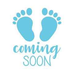 Anuncio de llegada de beb&eacute; ni&ntilde;o. Letras mensaje Coming soon en texto manuscrito con silueta de huella de pies descalzos color azul para su uso en invitaciones y tarjetas	