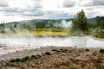 okolica gejzer Geysir na Islandii parujące źródła