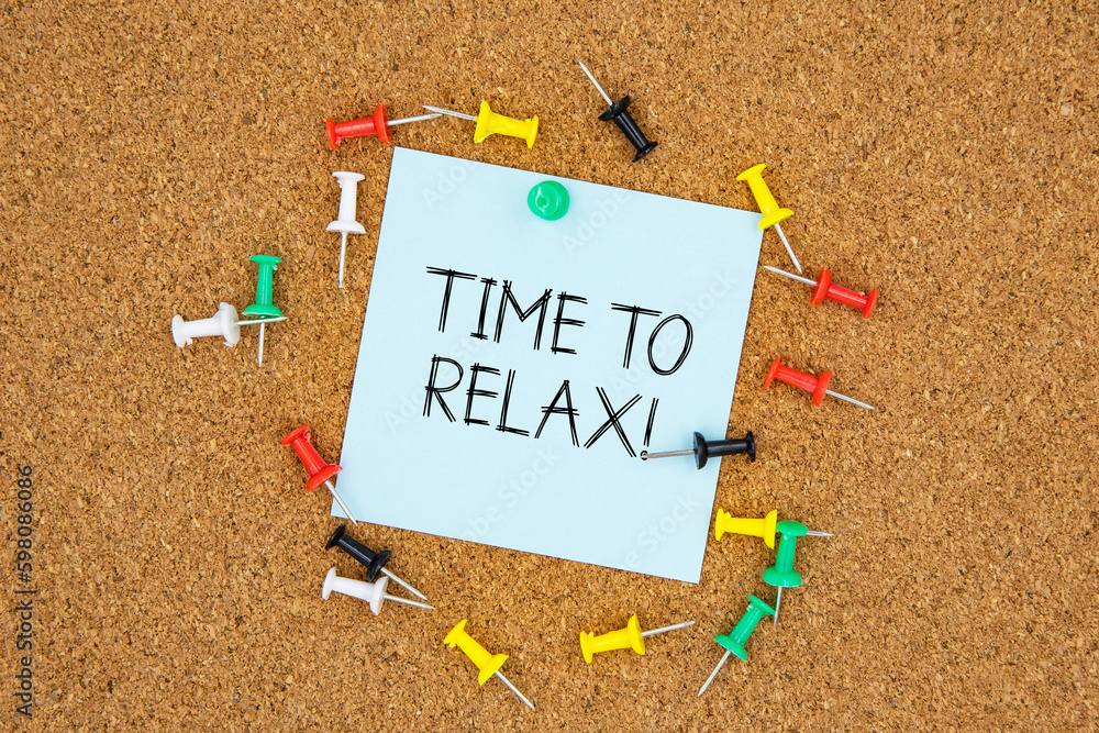 Fototapete time to relax text on light blue post-it paper pinned on bulletin cork board surrounding by multi co