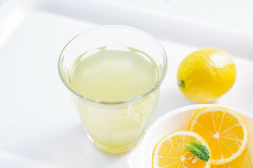 グラスに入ったアイドル水